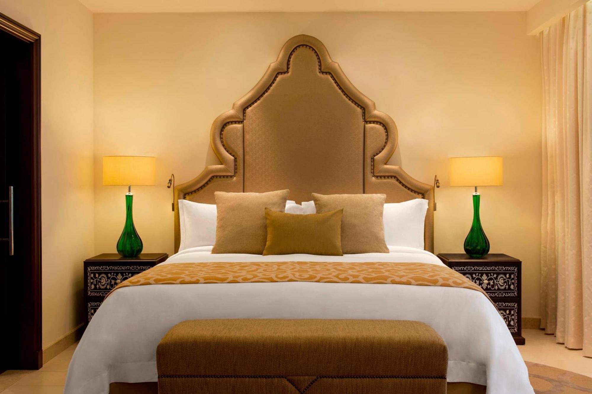 Ajman Saray, A Luxury Collection Resort, Ajmán Exterior foto A bedroom at the Ritz-Carlton, DIFC